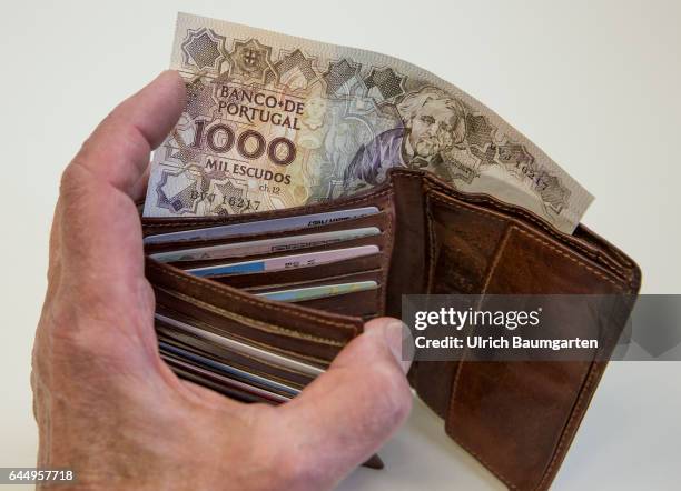Back to the roots? The picture shows a portuguese 1000 escudos banknote in a purse.