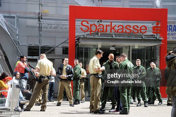 Kurdische Jugendliche demonstrieren in der Hauptstelle der Sparkasse Saarbrücken gegen die zwangsweise Schließung eines Kontos ihres Vereins. Die...