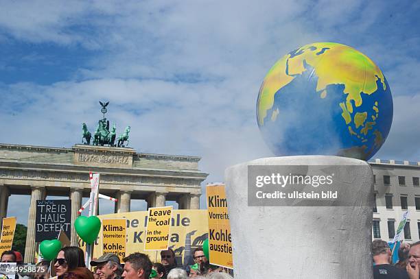 Deutschland, Berlin, 19.05.2105, Aktion gegen Braunkohle zum Petersberger Klimadialog, Pariser Platz, Brandenburger Tor, campact: Braunkohlemeiler...