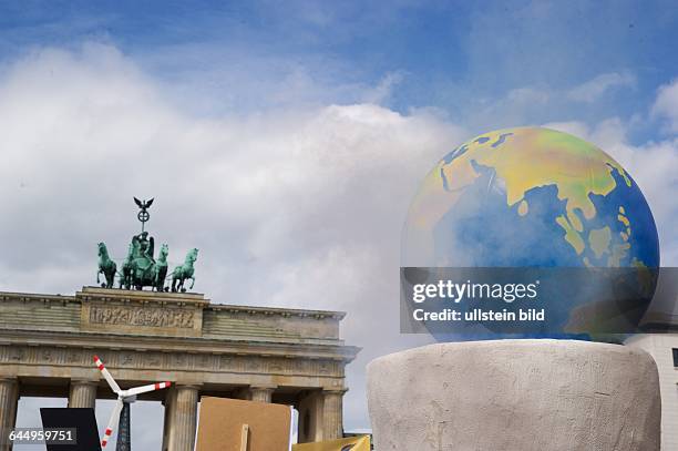 Deutschland, Berlin, 19.05.2105, Aktion gegen Braunkohle zum Petersberger Klimadialog, Pariser Platz, Brandenburger Tor, campact: Braunkohlemeiler...
