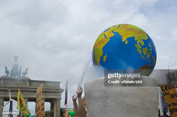 Deutschland, Berlin, 19.05.2105, Aktion gegen Braunkohle zum Petersberger Klimadialog, Pariser Platz, Brandenburger Tor, campact: Braunkohlemeiler...