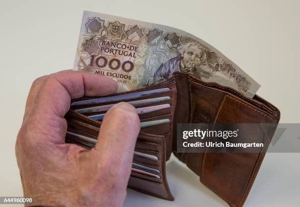 Back to the roots? The picture shows a portuguese 1000 escudos banknote in a purse.