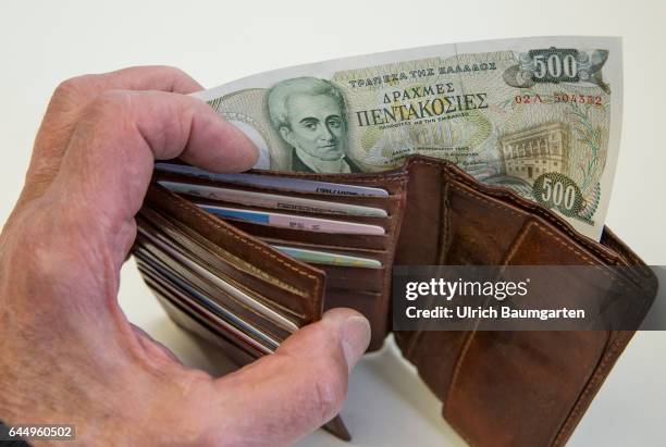 Back to the roots? The picture shows a Greek 500 Drachmen banknote in a purse.