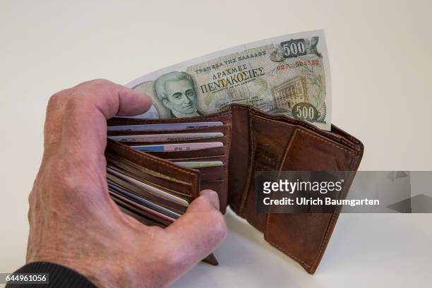 Back to the roots? The picture shows a Greek 500 Drachmen banknote in a purse.