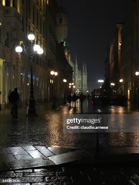 milano da notte - milano notte foto e immagini stock