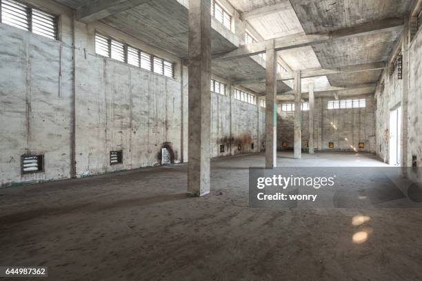 innenraum der alten und verlassenen fabrik lager - storage hall stock-fotos und bilder