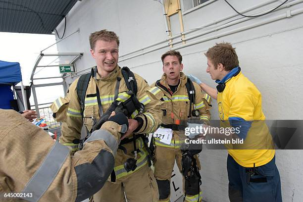 Firefighter Stair Run - Feuerwehrmänner- und Frauen erklimmen in voller Schutzausrüstung 39 Stockwerke und shcliesslich das Dach des Berliner Hotels...