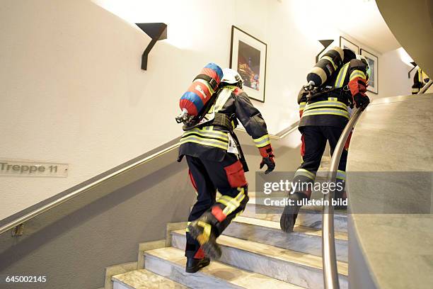 Firefighter Stair Run - Feuerwehrmänner- und Frauen erklimmen in voller Schutzausrüstung 39 Stockwerke und shcliesslich das Dach des Berliner Hotels...