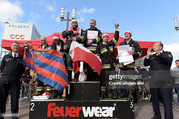 Drei polnische Feuerwehrteams auf dem Siegerpodest anlässlich des 5. Firefighter Stairrun in Berlin