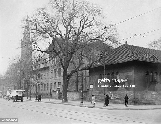 Berlin, Moabit, Strasse Alt-Moabit Ecke Wilsnacker Strasse, 31. Gemeinde-Schule, ganz re. Die Turnhalle, erbaut 1907 von Otto Stiehl und li. Die...