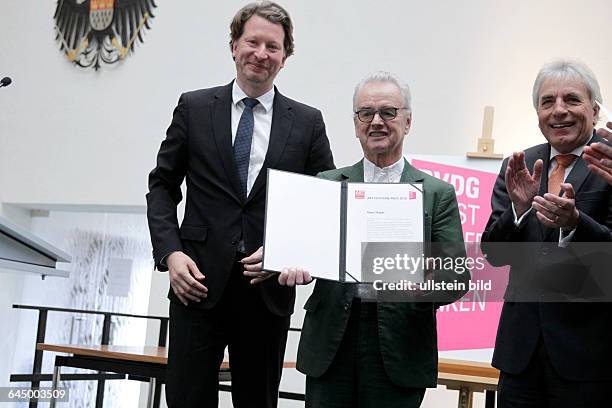 Hans Mayer erhält den mit 10 000 Euro dotierten Art-Cologne-Preis 2015. Mit der Auszeichnung werden jährlich eine Persönlichkeit geehrt, die sich...