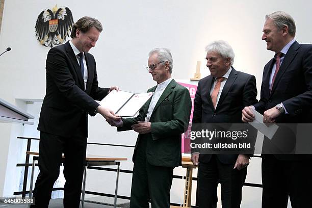 Hans Mayer erhält den mit 10 000 Euro dotierten Art-Cologne-Preis 2015. Mit der Auszeichnung werden jährlich eine Persönlichkeit geehrt, die sich...