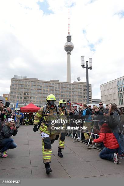 Firefighter Stair Run - Feuerwehrmänner- und Frauen erklimmen in voller Schutzausrüstung 39 Stockwerke und shcliesslich das Dach des Berliner Hotels...