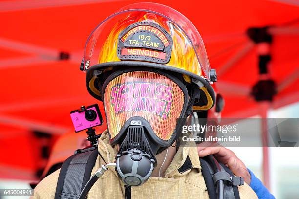 Firefighter Stair Run - Feuerwehrmänner- und Frauen erklimmen in voller Schutzausrüstung 39 Stockwerke und shcliesslich das Dach des Berliner Hotels...