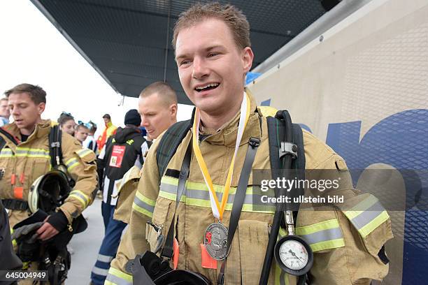 Firefighter Stair Run - Feuerwehrmänner- und Frauen erklimmen in voller Schutzausrüstung 39 Stockwerke und shcliesslich das Dach des Berliner Hotels...