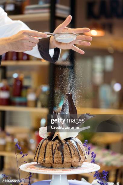 chef de tamiser le sucre en poudre - sifting stock photos et images de collection