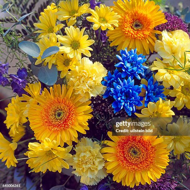 Bunter Sommerblumenstrauss auf der Gartenterrasse