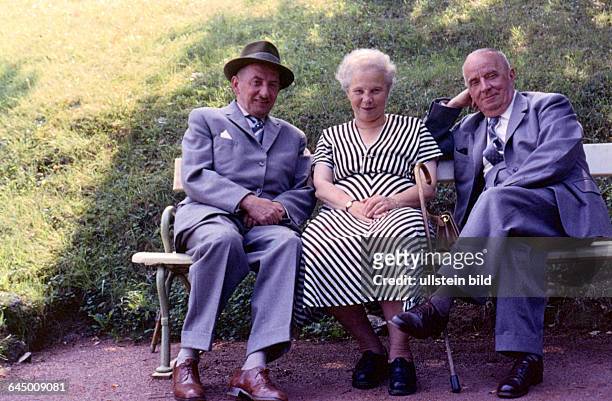 Ca. 1950, Senioren auf einer Parkbank