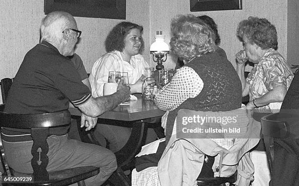 Reisegruppe bei Berlin-Abend im Restaurant Hardtke. Berlin (Berlin , 04. 10. 1984. Der Arbeiter- und Bauernstaat ist zum Reiseziel von US-Touristen...