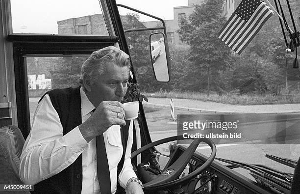 Heinz Blümel, Busfahrer der US-Reisegruppe. Berlin (Berlin , 04. 10. 1984. Der Arbeiter- und Bauernstaat ist zum Reiseziel von US-Touristen geworden....
