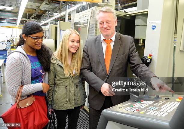 Beim Girls Day bei der ZF Friedrichshafen AG in Saarbrücken können Schülerinnen einen Einblick in Berufe im Bereich Industrie gewinnen. Im Bild : Die...