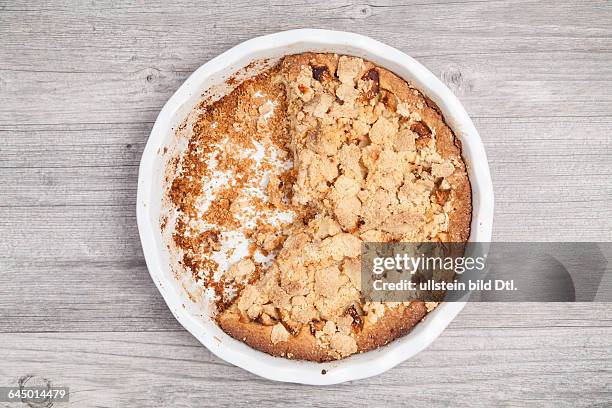 Apple crumble cake