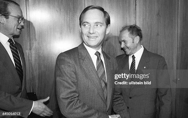 Foto : Hans Otto Bräutigam , Wolfgang Schäuble , Außenminister Oskar Fischer bei Begrüßung. Berlin DDR, 06. 12. 1984. Der Kanzleramtsminister wurde...