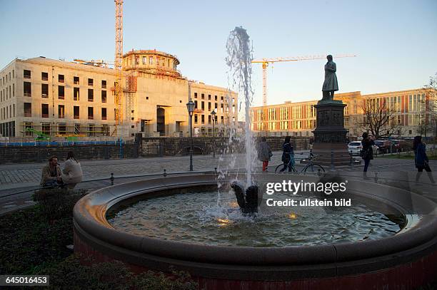 Deutschland, Berlin, , Springbrunnen, Denkmal Christian Peter Wilhelm Friedrich Beuth, Neubau des Berliner Stadtschloß, ehem. Staatsratsgebäude