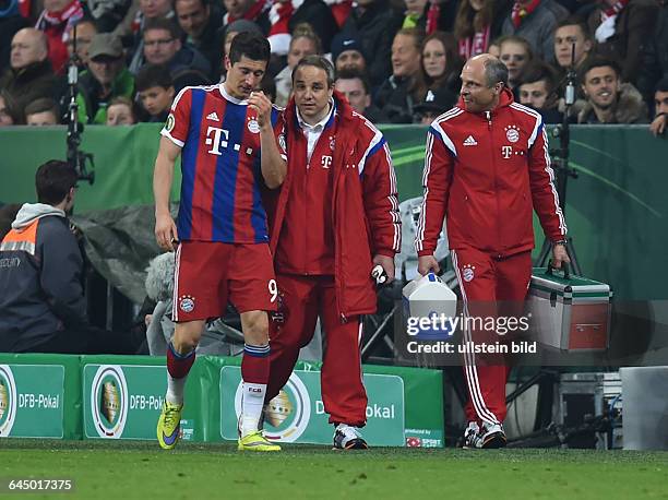 Fussball, Saison 2014/15, DFB Pokal, Halbfinale,FC Bayern München - Borussia Dortmund 1:3 n.E.Robert Lewandowski , li., musste von Dr. Volker Braun,...