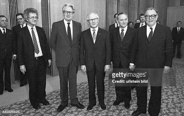 Foto : Karst Voigt , Hans-Jochen Vogel , Erich Honecker , Egon Bahr , Hans-Jürgen Wischnewski bei Gruppenbild. Berlin DDR, 14. 03. 1984. Ein Baustein...
