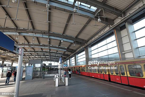 Bahnhof Berlin-Ostkreuz, S-Bahnzug in der Halle der Ringbahn