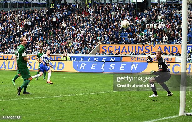 Fussball, Saison 2014/15, 3. Liga, 35. Spieltag,MSV Duisburg - Preussen MünsterDennis Grote , 3. V.li., erzielt das Tor zum 1:0, Torwart Maximilian...