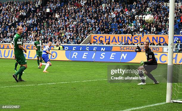 Fussball, Saison 2014/15, 3. Liga, 35. Spieltag,MSV Duisburg - Preussen MünsterDennis Grote , 3. V.li., erzielt das Tor zum 1:0, Torwart Maximilian...