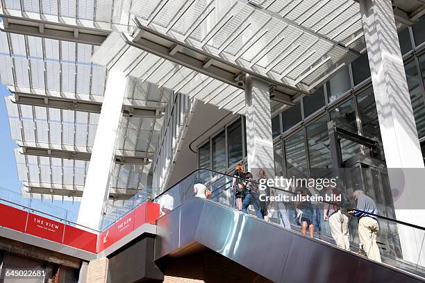 London, England, The Shard, Southwark, Rolltreppe zum Eingangsbereich > english> London, England, The Shard, Southwark