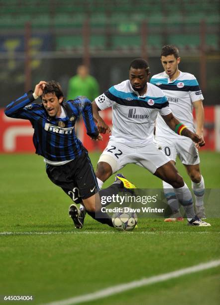Diego MILITO / Aurelien CHEDJOU - - Inter Milan / Lille - Champions League, Photo : Dave Winter / Icon Sport,