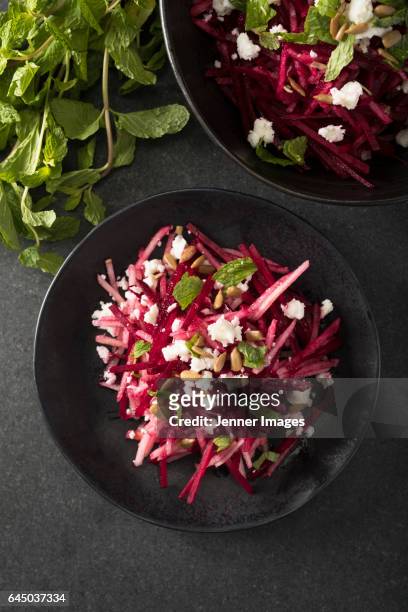 overhead view of a bowl of salad. - black seed oil - fotografias e filmes do acervo