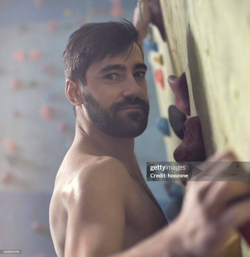 Junge Sportler Mann auf Kletterwand