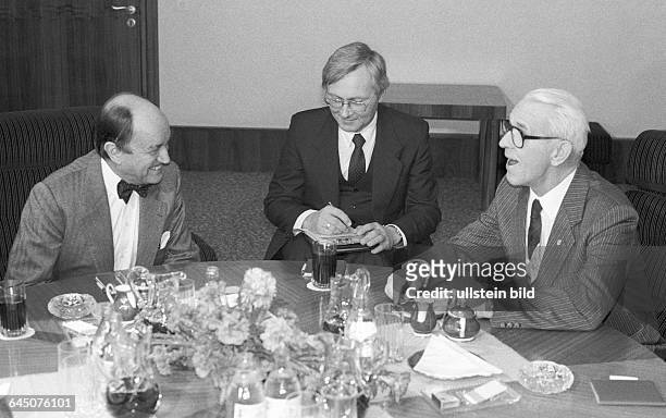 Foto : Claude Cheysson , Dolmetscher, Ministerpräsident Willy Stoph bei Meinungsaustausch. Berlin DDR, 26. 01. 1984. Der Arbeiter- und Bauernstaat...