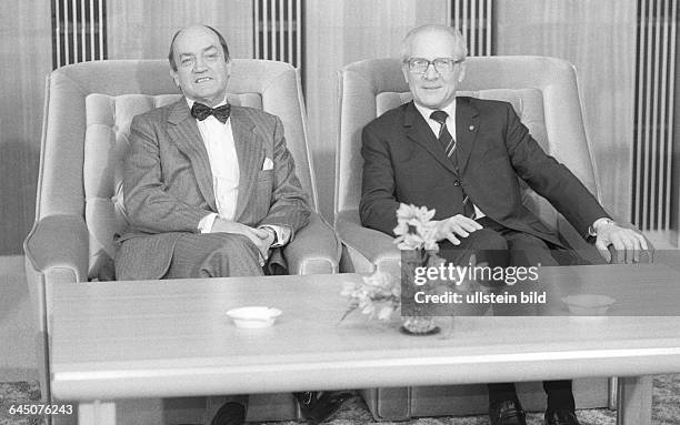 Claude Cheysson , Staatschef Erich Honecker bei Meinungsaustausch. Berlin DDR, 26. 01. 1984. Der Arbeiter- und Bauernstaat empfängt den Außenminister...