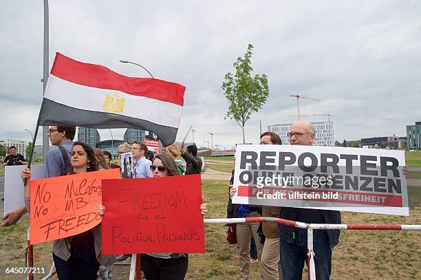 Deutschland, Berlin, , Protest: Reporter ohne Grenzen, Staatsbesuch ägyptischer Präsident al-Sisi in Berlin, vorm Kanzleramt, Rolf Zoellner.
