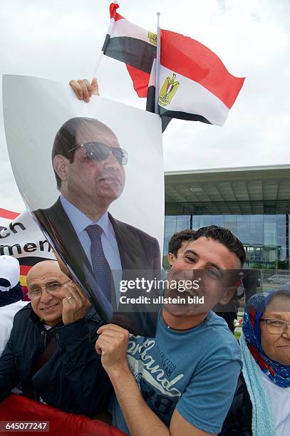 Deutschland, Berlin, 03.06.2105, Staatsbesuch in Berlin, Pro Sisi Kundgebung vor dem Kanzleramt, ägyptischer Präsident al-Sisi besucht...