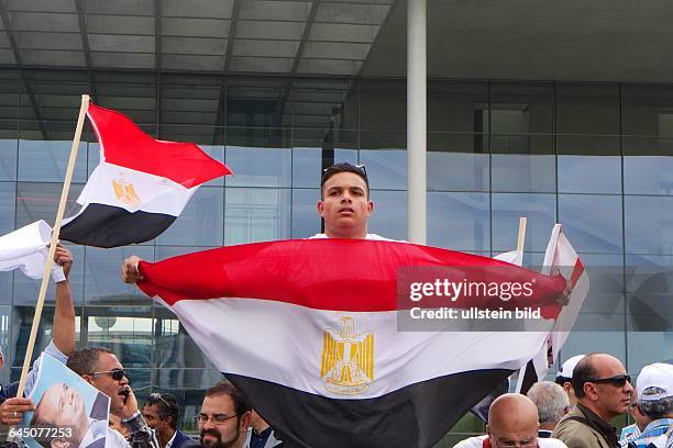 Deutschland, Berlin, 03.06.2105, Staatsbesuch in Berlin, Pro Sisi Kundgebung vor dem Kanzleramt, ägyptischer Pr�äsident al-Sisi besucht...