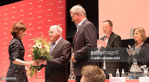 Bundesvorsitzende Katja Kipping überreicht Gregor Gysi nach seiner Abschlussrede einen Blumenstrauss auf dem Parteitag der Partei DIE LINKE in...