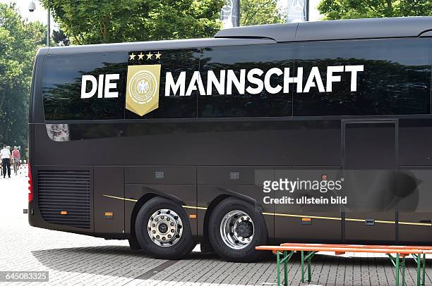 Fussball, Offizielles Mannschaftsfoto der Deutschen Nationalmannschaft mit dem neuen Mannschaftsbus,Der neue Mannschaftsbus mit dem neuen "Die...