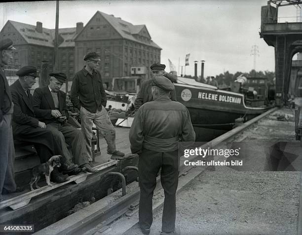 Berlin - Blockade: Frachtkähne liegen im Hafen in Berlin fest, Besatzung an Deck