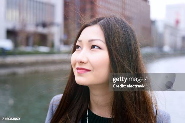 woman looking up - popolo eurasiatico foto e immagini stock