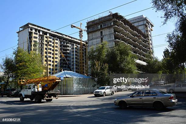 Rohbau eines Hauses an einer Straßenkreuzung in der Nähe des Gorki Parks in Almaty - Kasachstan