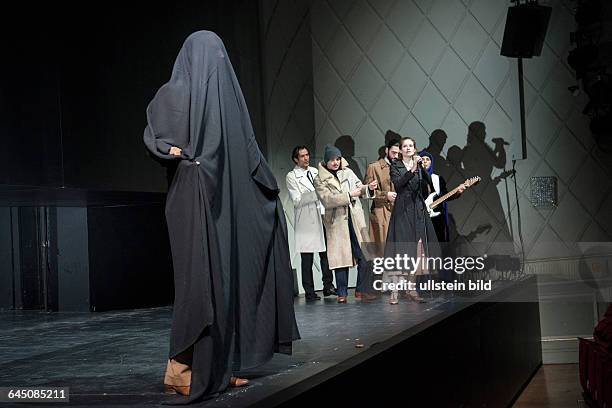 Maxim Gorki Theater Berlin. Titel: Schnee. Autor: nach Orhan Pamuk. Regie: Hakan Savas Mican. Buehne: Magda Willi, Cleo Niemeyer. Kostueme: Daniela...