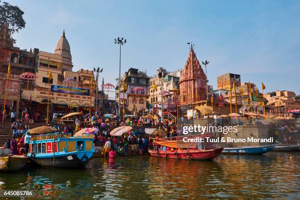 india, varanasi (benares), ghats on the river ganges - hindú fotografías e imágenes de stock