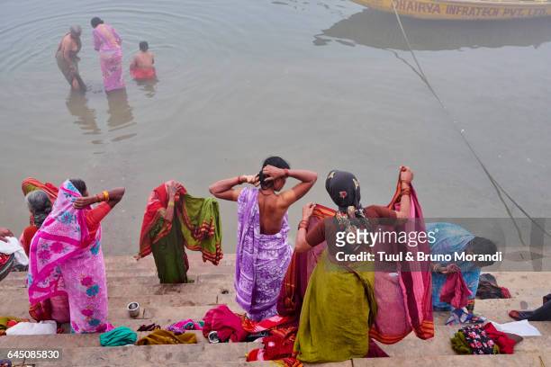 india, varanasi (benares), ghats on the river ganges - varanasi stock-fotos und bilder